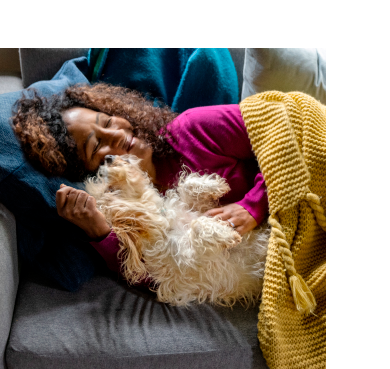 een baasje knuffelt een hond