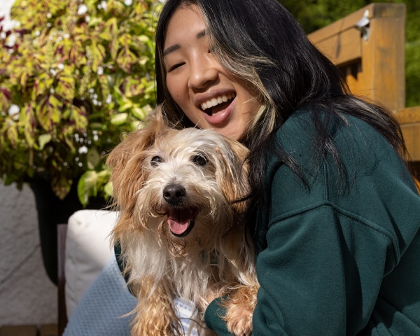 Een kleine hond met zijn baasje